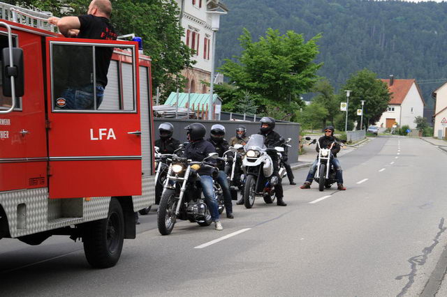 Fahrt mit Motorradkorso zum Kesselbachfest
